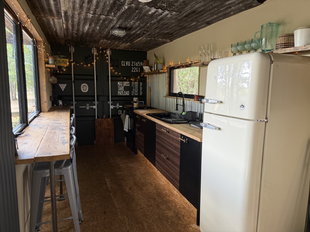 Lot: 188 - APPROX. ONE ACRE OF LAND IN SEMI-RURAL LOCATION WITH UNIQUE HOLIDAY RENTAL - Ground floor kitchen